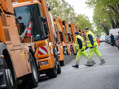 Can sanitation vehicles be installed GPS locator device to improve urban cleaning capacity?